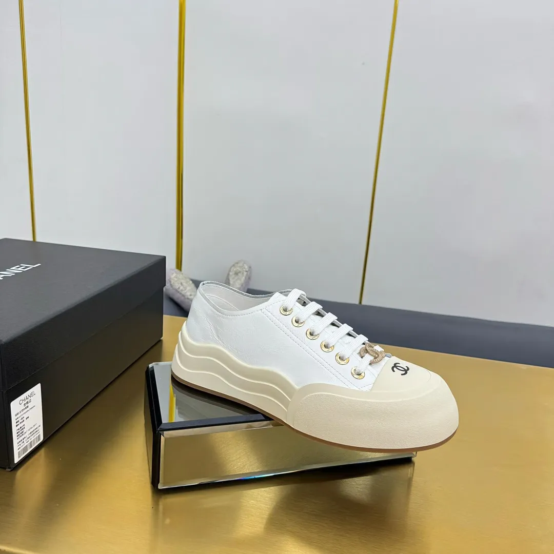 👟👟Ex-factory price 560👟👟 Top version, original quality! ! ! Chanel Chanel - 2025 biscuit shoes, the top casual sports shoes in the counter, this classic design; the upper is electro-embroidered with a variety of craftsmanship; the outsole is fashionable and sporty; the extraordinary inclusion of a variety of color elements... The diversified mix and match is very good-looking and versatile, casual, fashionable, sports, and outdoor can be taken into account... ꫛꫀꪝ Go➫ Material: ❶Upper: Original first-layer cowhide ❷Inner: Sheepskin ❸Outsole is based on: original TPU combination outsole, full set of boutique packaging for women 35–41 👉